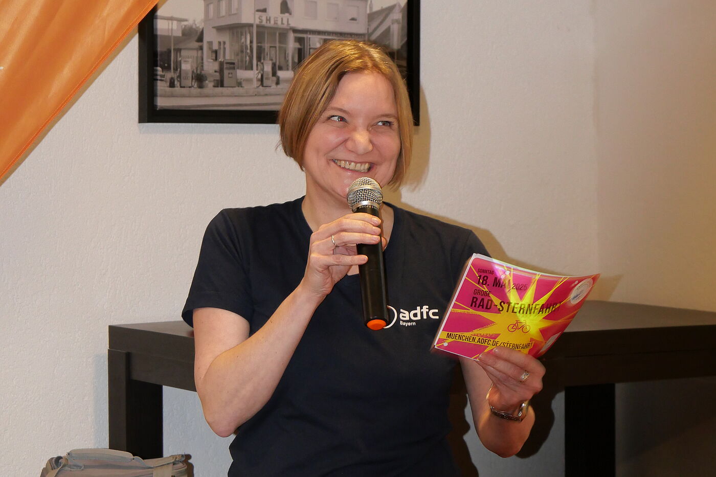 Frau mit Mikrofon