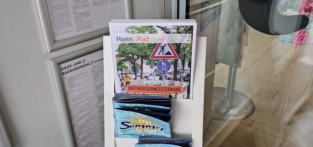 Direkt am Eingang: Das ADFC-MAGAZIN HannoRAD in der Wasserwelt Langenhagen Zum Baden gehen und DIREKT am Eingang im Ständer: Die ADFC-Zeitschrift HannoRAD in der Wasserwelt Langenhagen