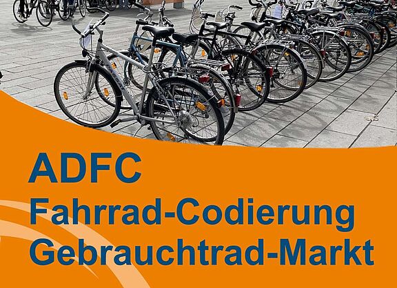 Das Plakat des Gebrauchtradmarktes zeigt eine Reihe aufgestellter Fahrräder und die Codierstation des ADFC Mannheim