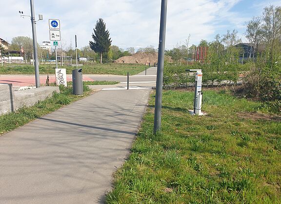 20250405_Radservicesäule.jpg Foto der umgezogenen Radservicesäule
