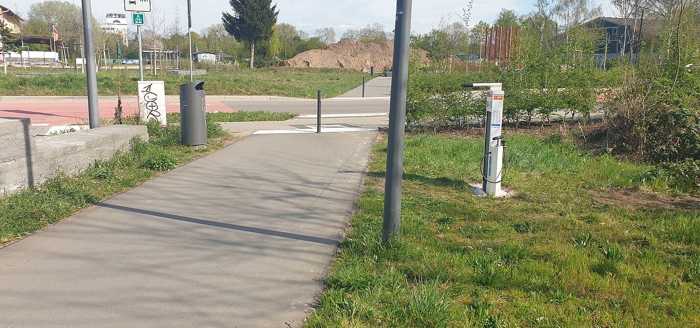 20250405_Radservicesäule.jpg Foto der umgezogenen Radservicesäule