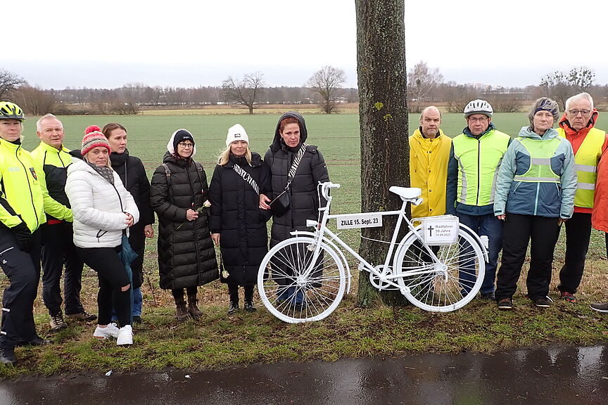 Gruppe mit Geisterrad Geisterrad am Baum mit Gruppe