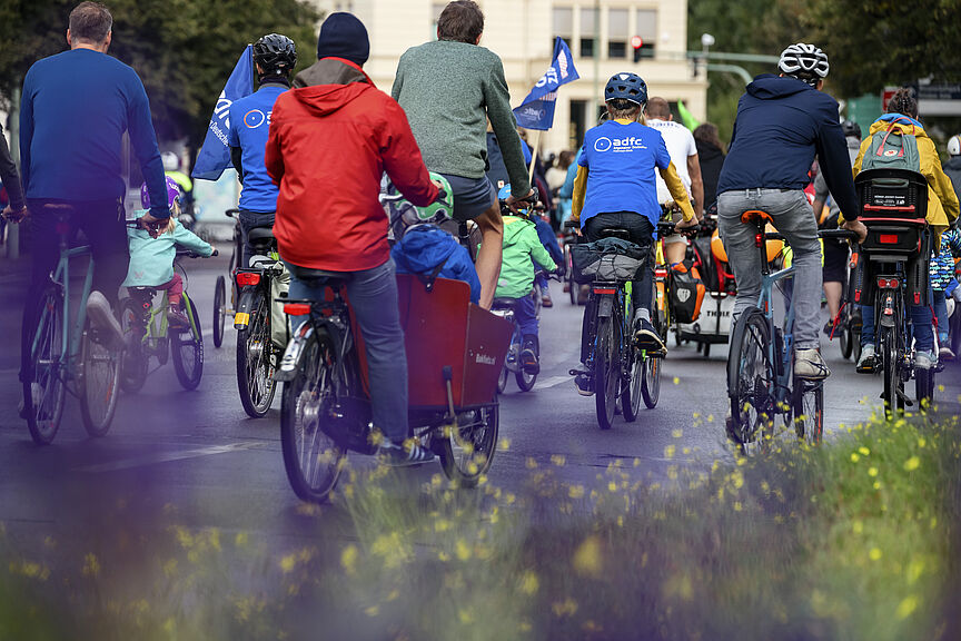 Kidical Mass Fahrradgruppe Menschen auf Rädern bei Kidical Mass Demo