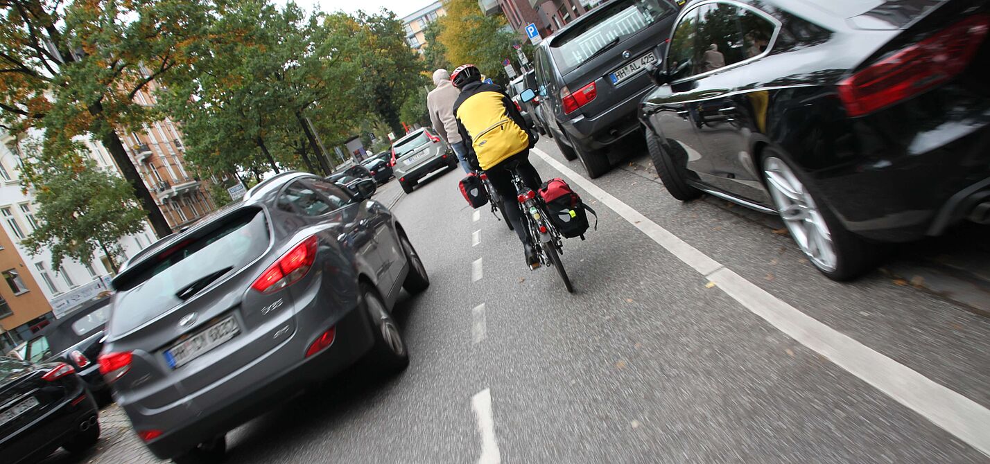 Überholvorgang in der Langen Reihe in Hamburg. Radfahrer wird mit weniger als 1,5 überholt